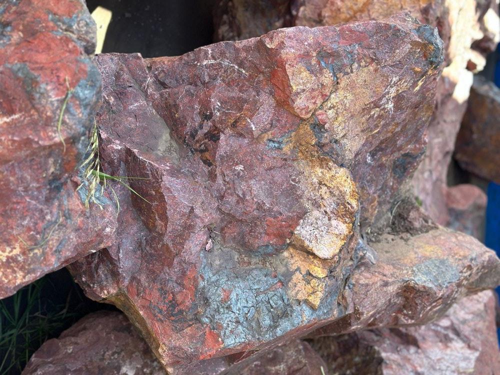 Камни для ландшафтного дизайна красно-фиолетовые 10-60 килограмм купить в Елабуге