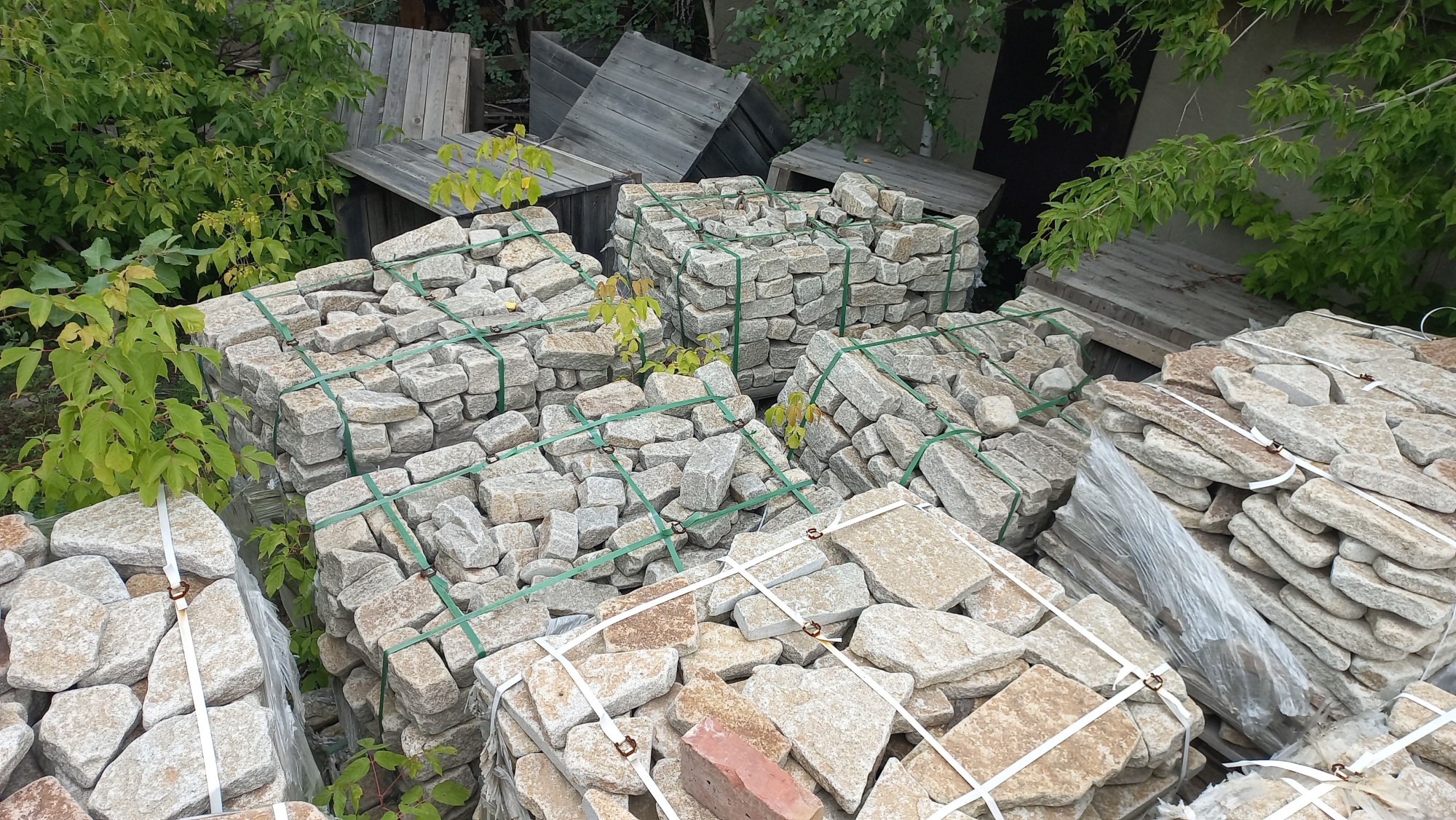 Плитняк галтованный гранитный для ландшафтного дизайна купить в Елабуге