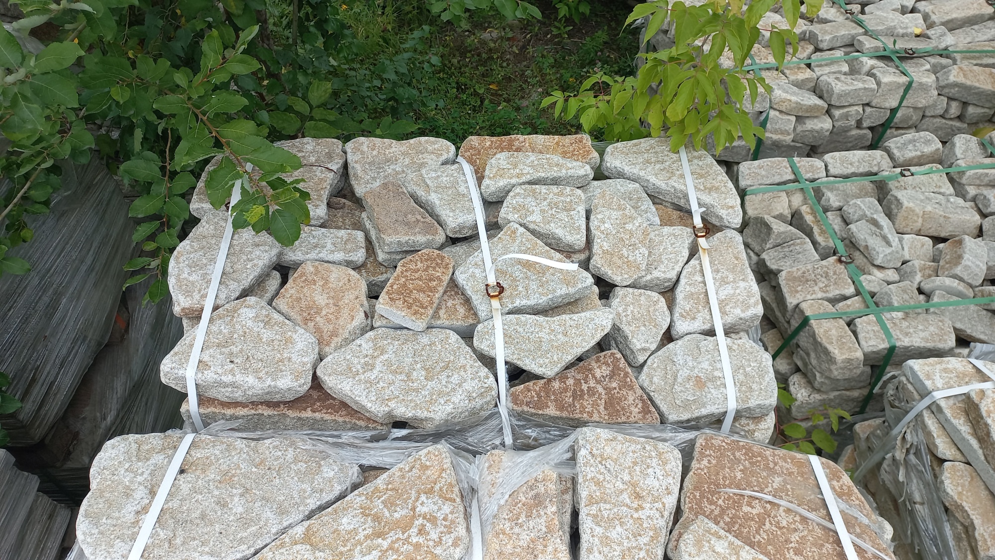 Плитняк галтованный гранитный для ландшафтного дизайна купить в Елабуге