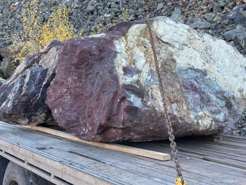 Огромные красно-фиолетовые валуны для ландшафтного дизайна весом более 5 тонн купить в Елабуге