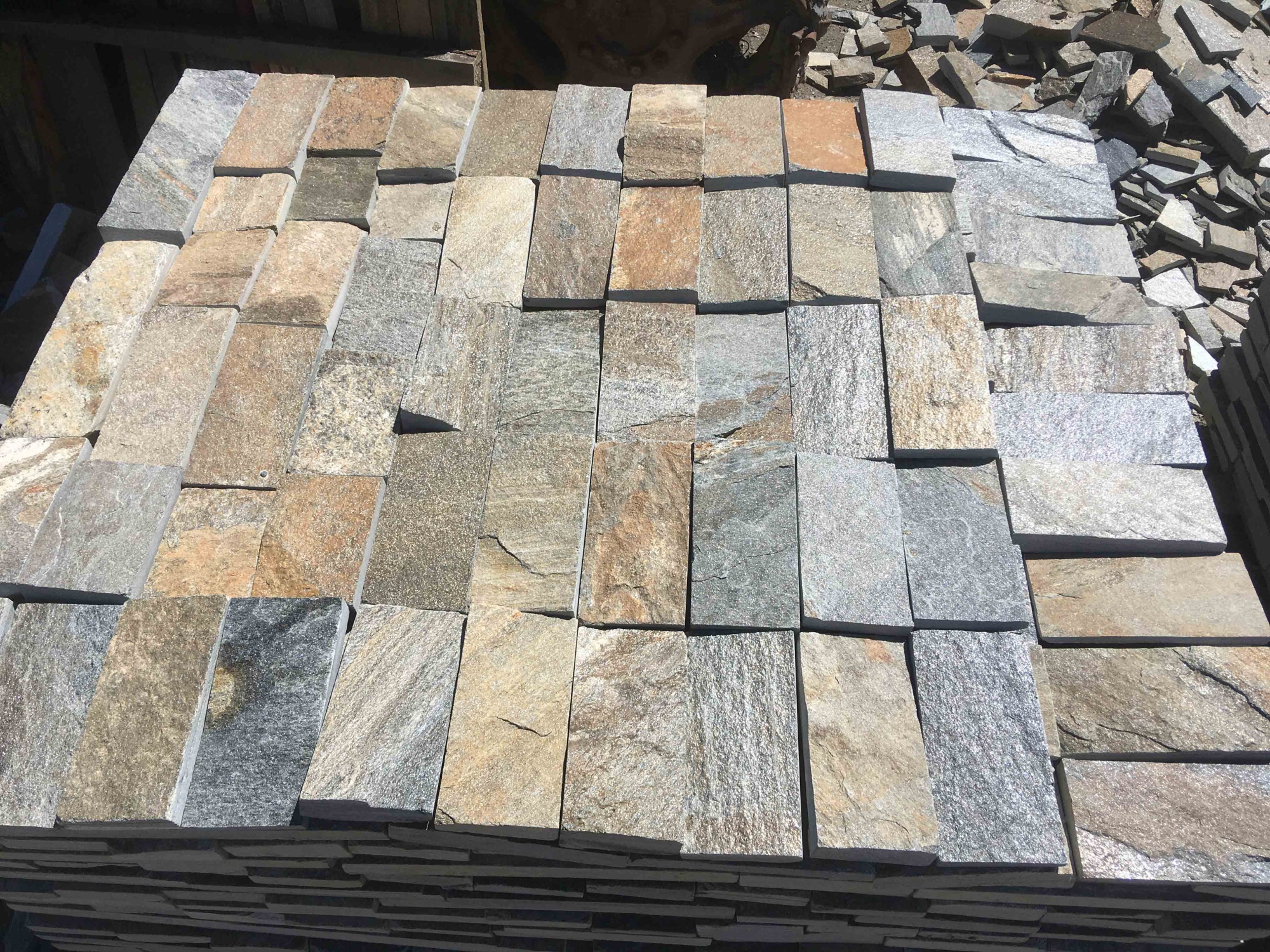 Плитка пилёная златолит Уральский для цоколя, отмостки купить в Елабуге