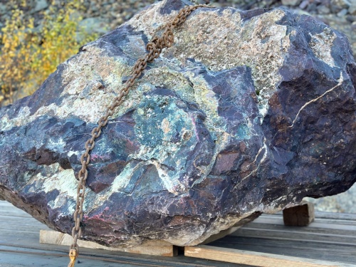 Огромные красно-фиолетовые валуны для ландшафтного дизайна весом более 5 тонн купить в Елабуге