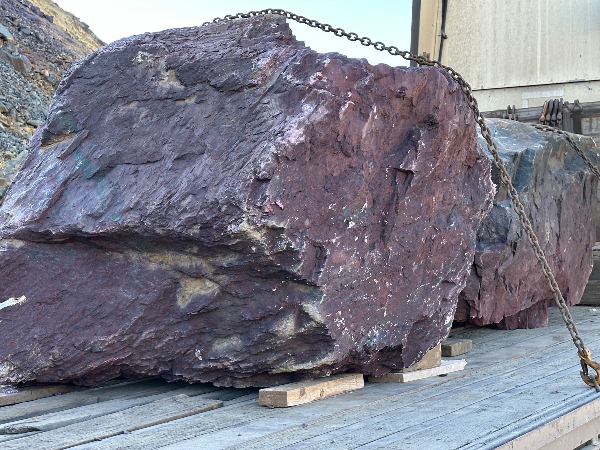 Огромные красно-фиолетовые валуны для ландшафтного дизайна весом более 5 тонн купить в Елабуге