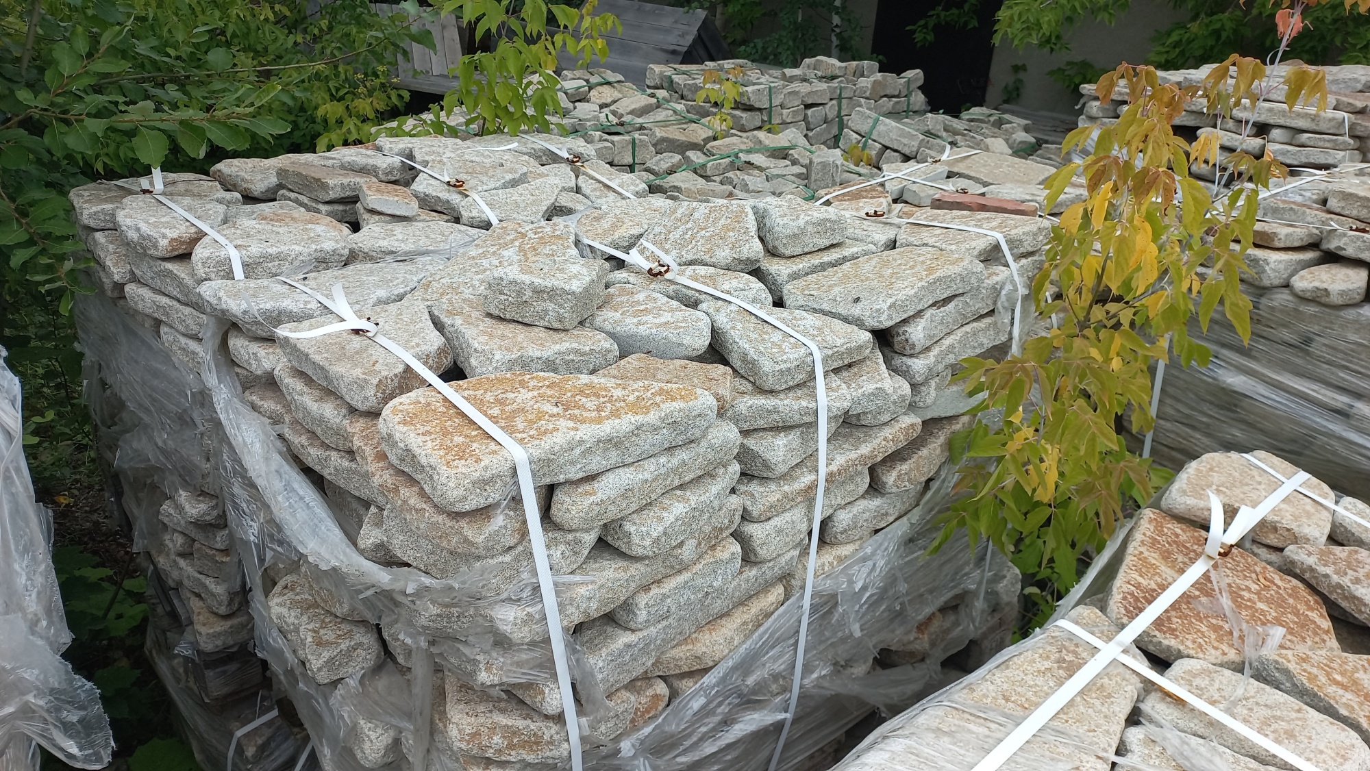 Плитняк галтованный гранитный для ландшафтного дизайна купить в Елабуге