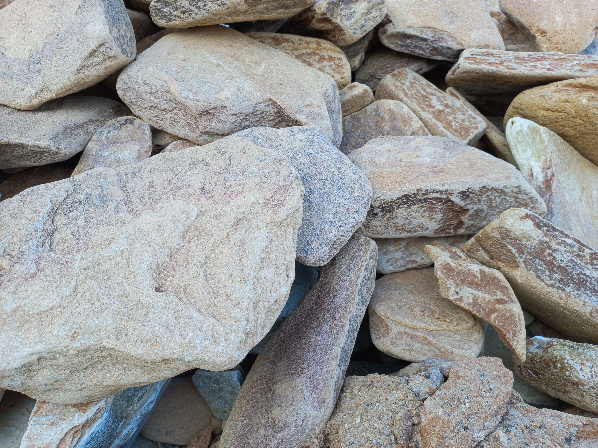 Златолит жёлтый, жёлто-зелёный глыбки и валуны для ланшафтного дизайна купить в Елабуге