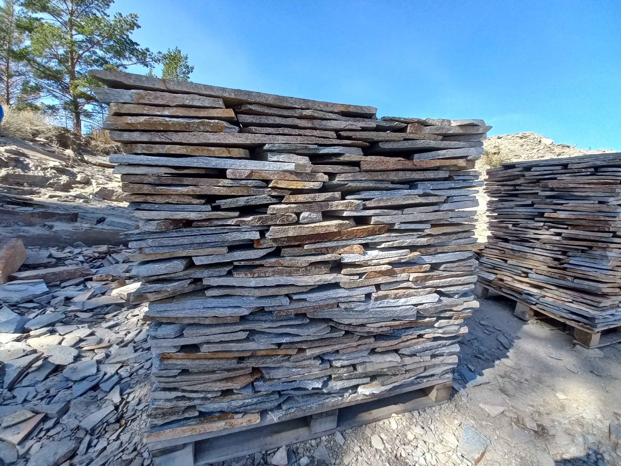 Плитняк златолит серебристый для фасада купить в Елабуге