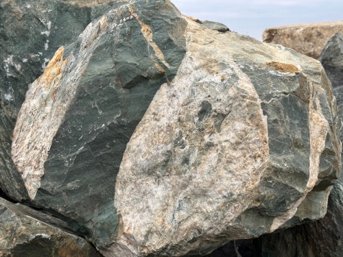 Гигантские зелёные валуны для ландшафтного дизайна весом более 5 тонн купить в Елабуге