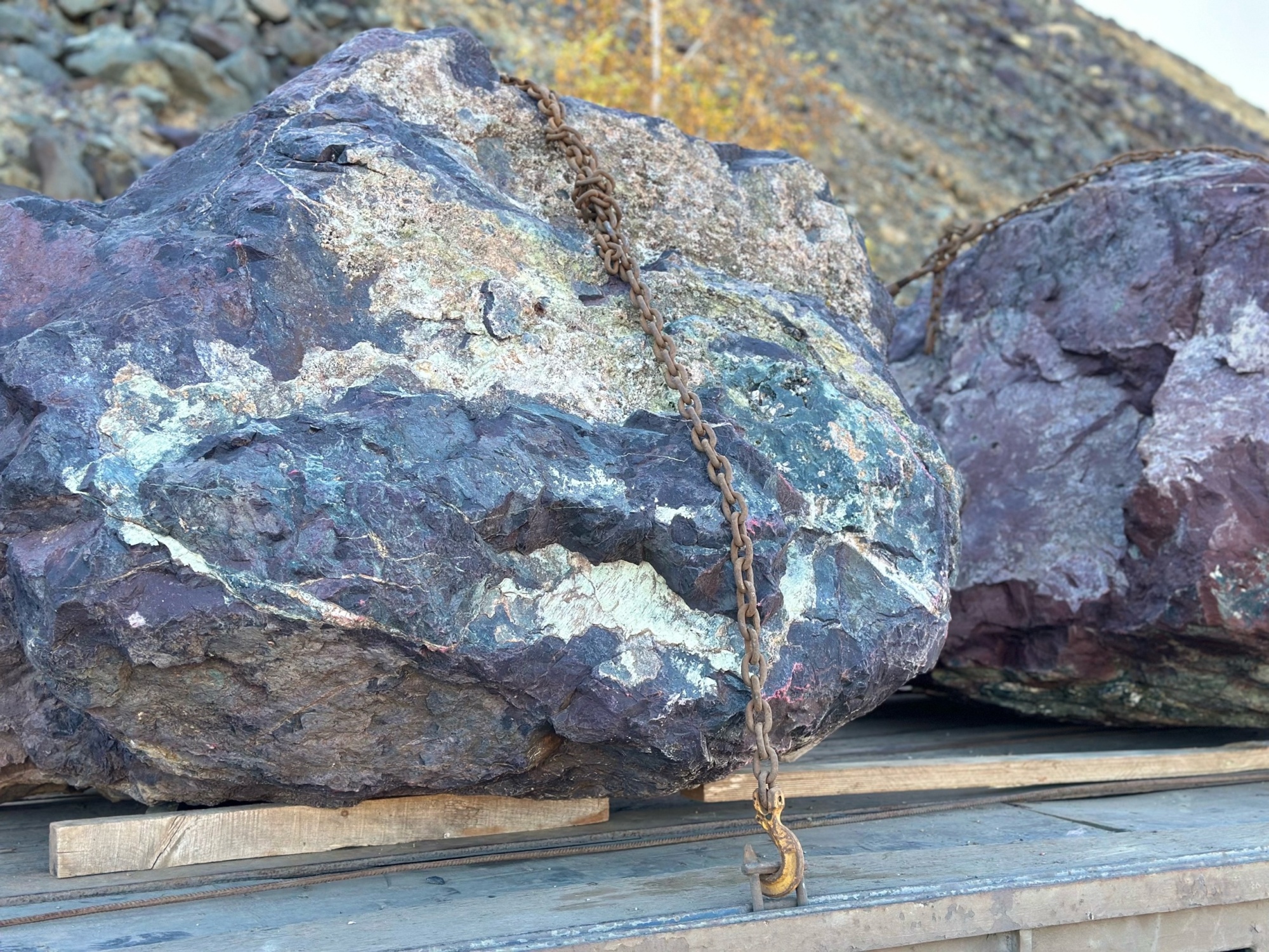 Огромные красно-фиолетовые валуны для ландшафтного дизайна весом более 5 тонн купить в Елабуге