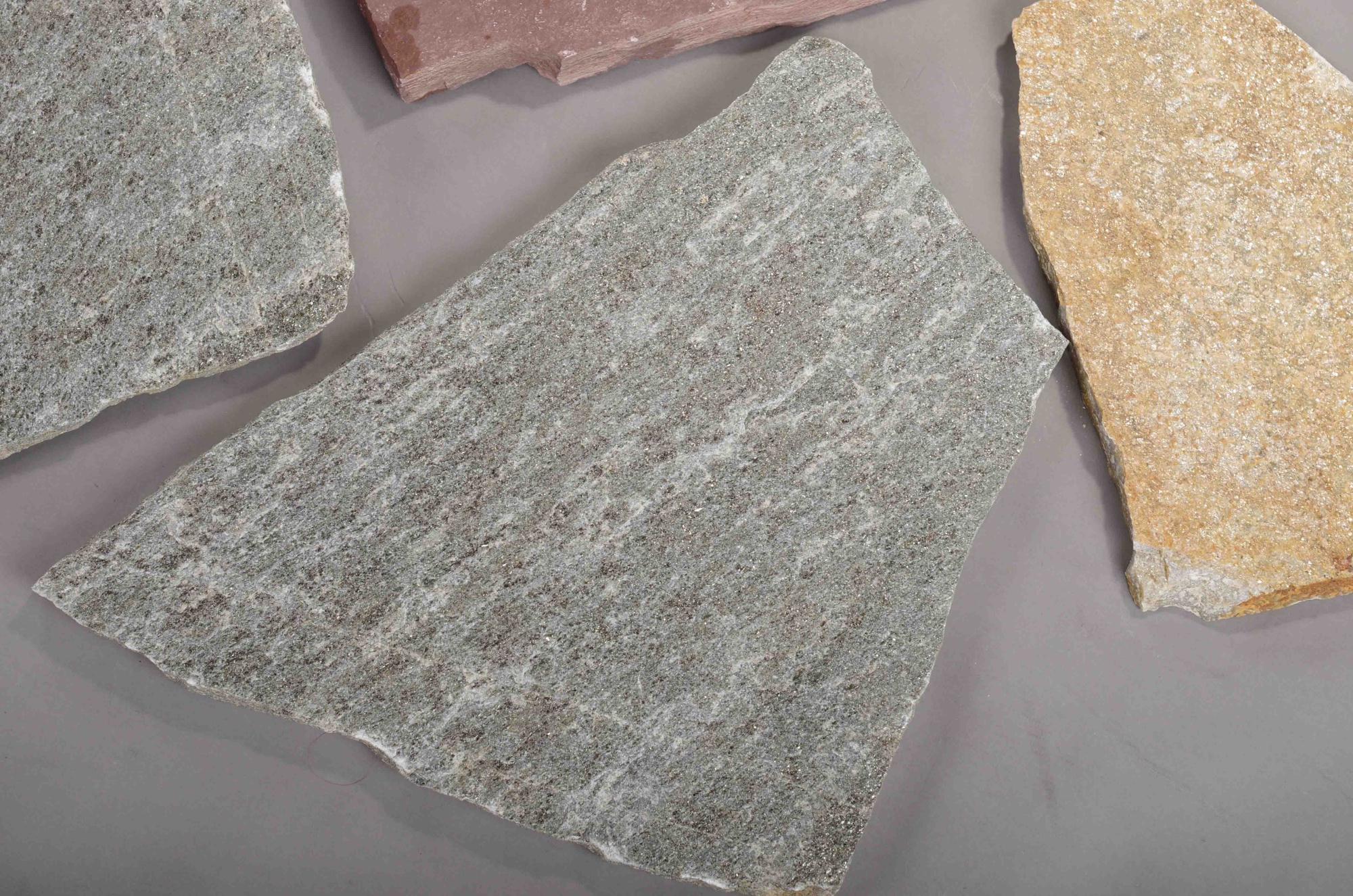 Плитняк златолит Уральский для цоколя, отмостки купить в Елабуге